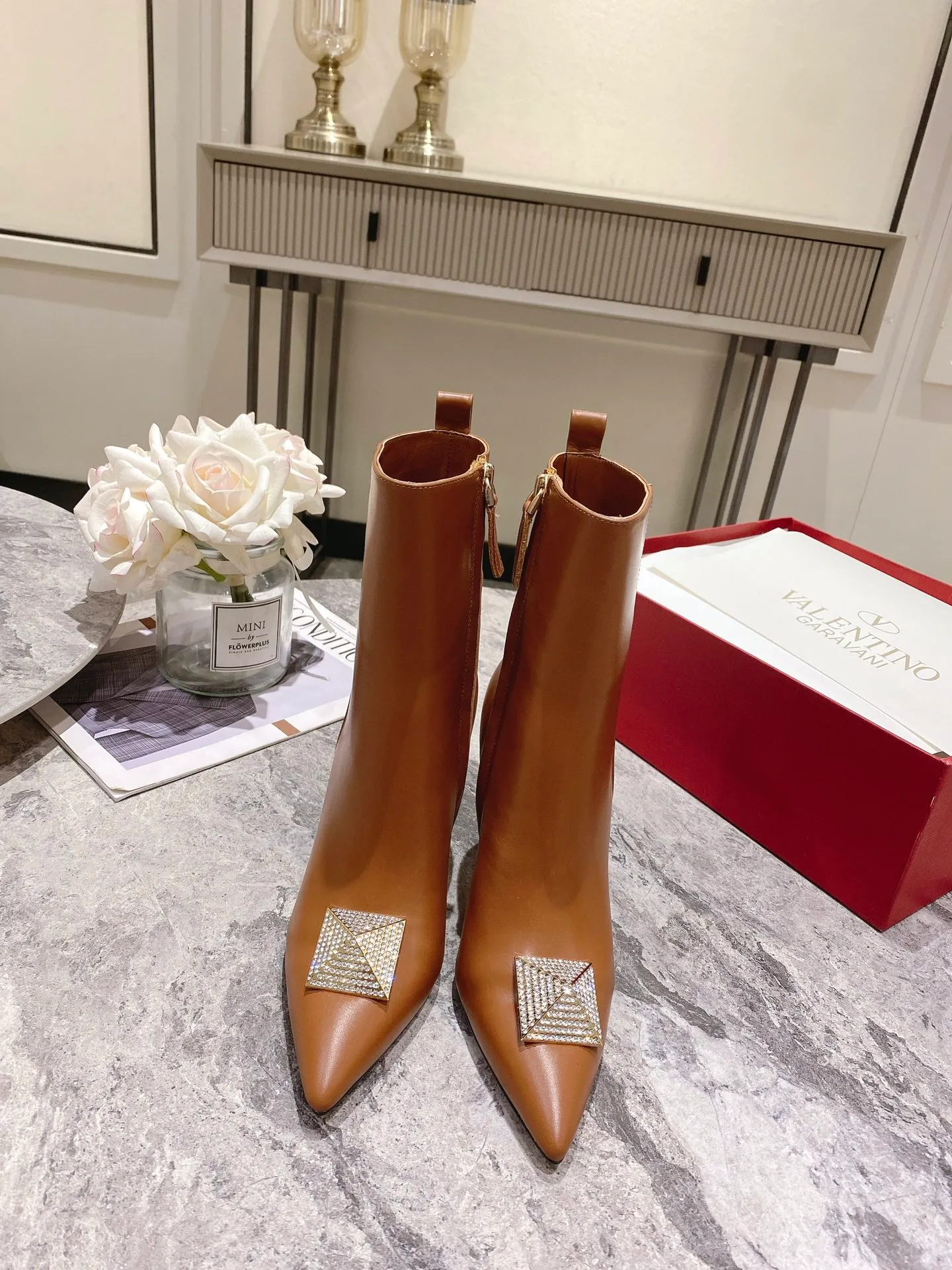 👟👟Ex-factory price 540👟👟 Genuine leather sole +40 [Valentino] Valentino autumn and winter fashion women's boots: comfortable and versatile, making your legs look longer! Fabric: Imported first-layer cowhide ⚡With inner zipper version ⚡The lining and feet are all high-end sheepskin! Outsole: There are two options: non-slip and wear-resistant rubber outsole and Italian leather outsole ~ equipped with Warren's [Pyramid] special buckle that will not rust. Number of yards: 35−41 (customized for sizes 34-42): rubber sole, - genuine leather sole +40